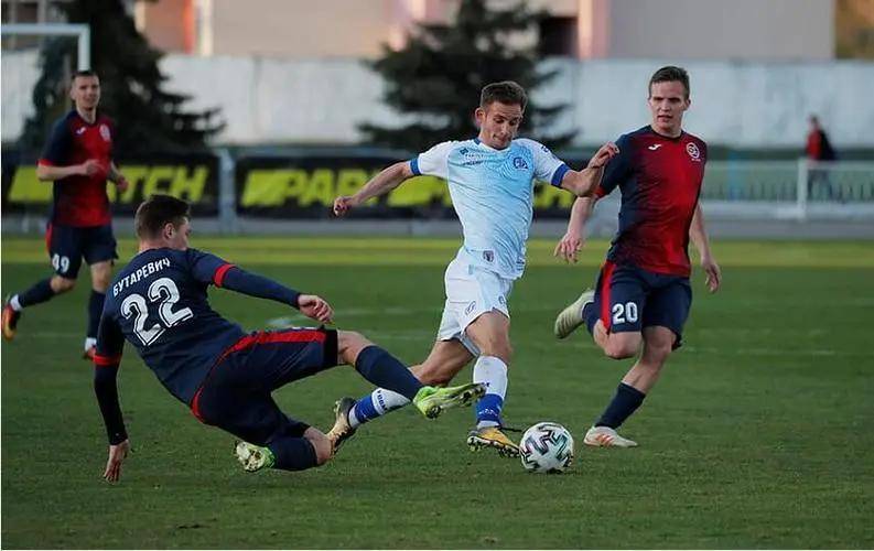 足球比赛中，球员们将展现出最佳状态