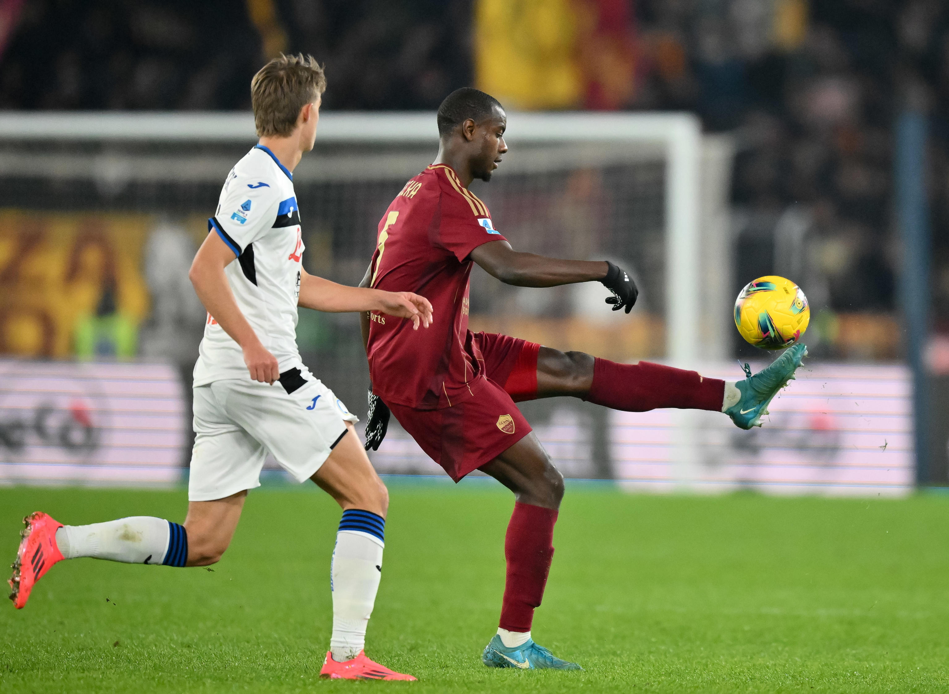 激烈足球比赛即将打响,球员们全力以赴备战 激烈足球比赛即将打响,球员们全力以赴备战