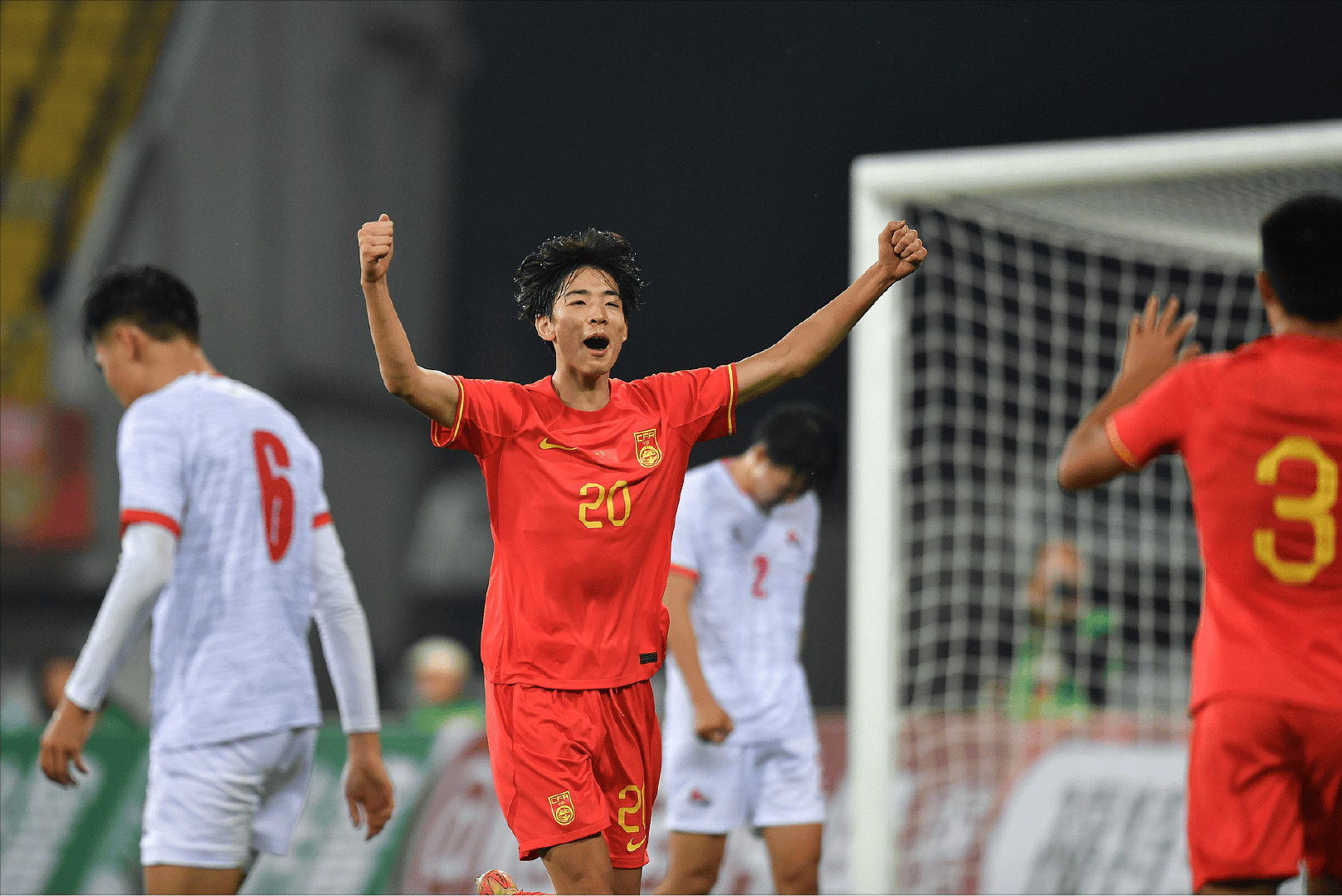 激烈足球比赛即将打响,球员们全力以赴备战 激烈足球比赛即将打响,球员们全力以赴备战