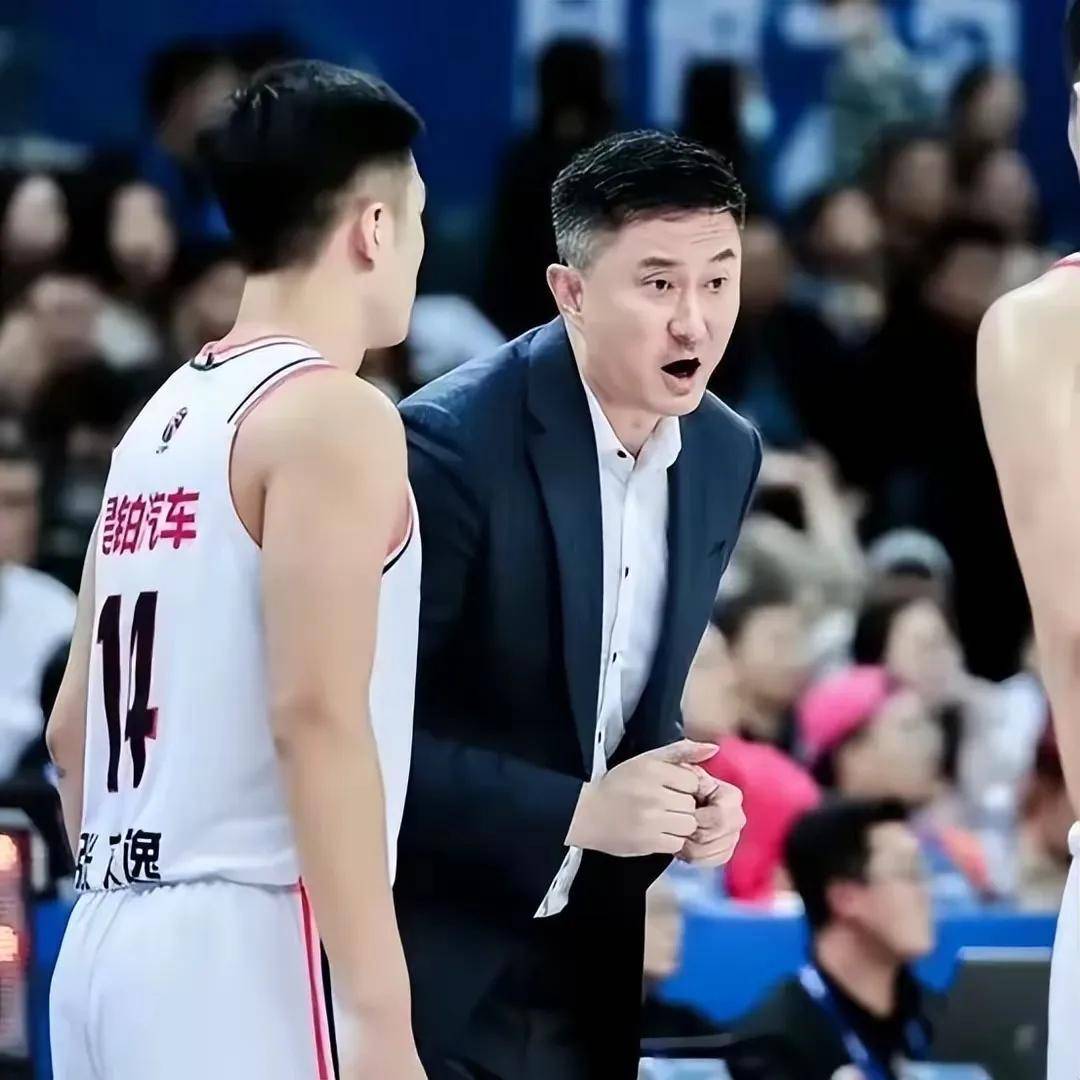 比赛中出现误判导致争议，裁判露面解释