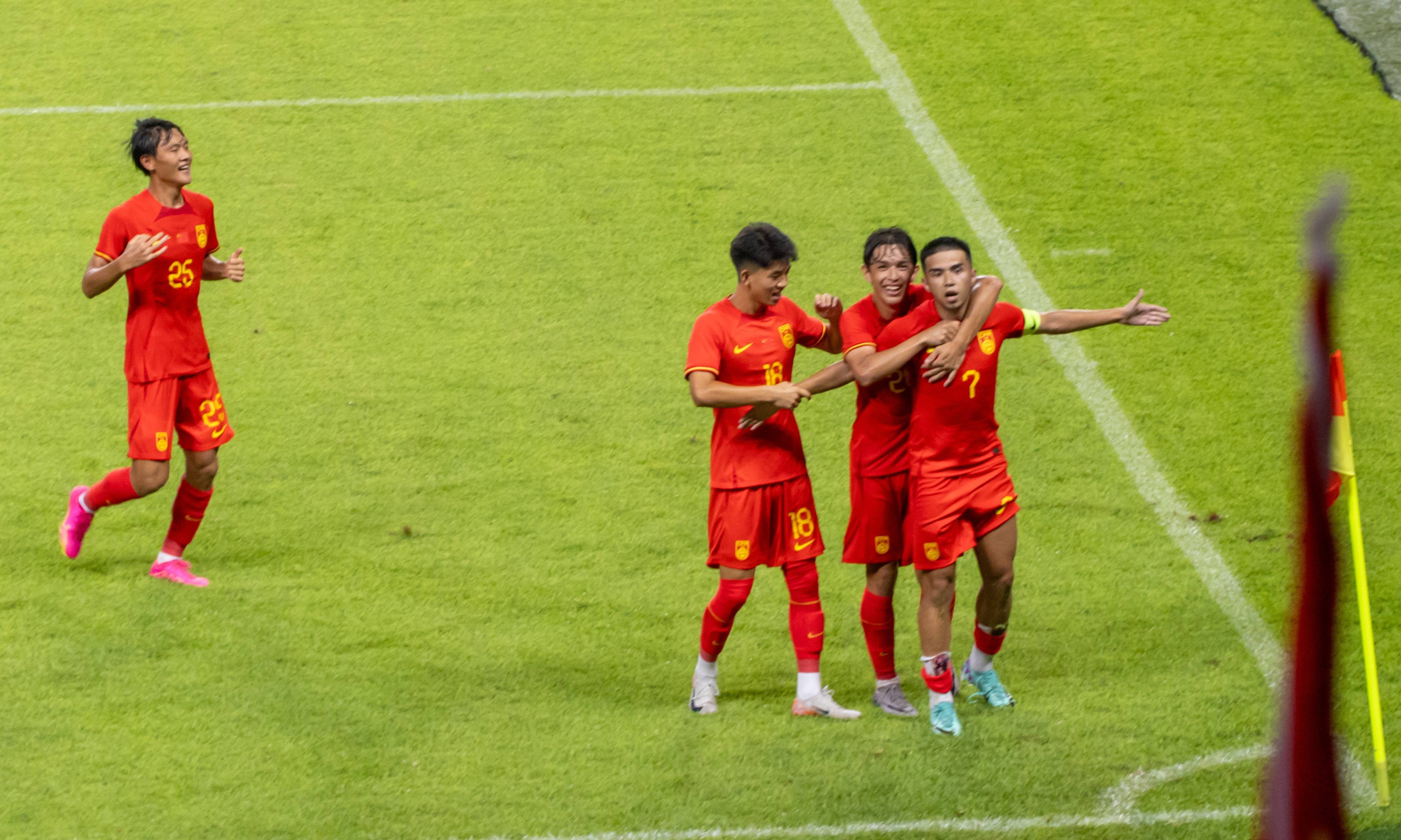 世界杯足球赛上演精彩对决，中国队奋勇拼搏的简单介绍