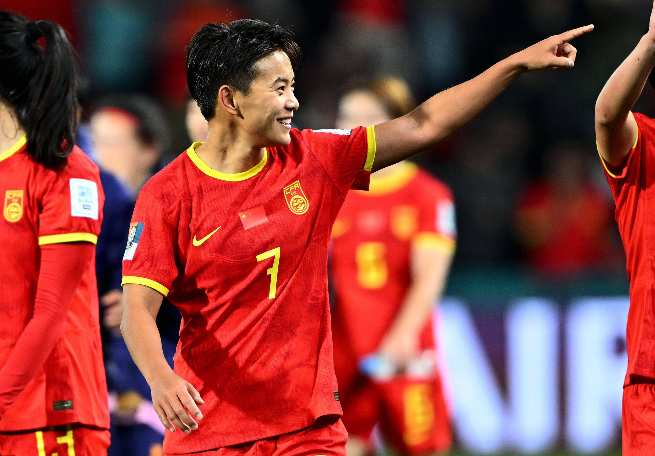 中国足球运动员在比赛中展现出色技术 中国足球运动员在比赛中展现出色技术