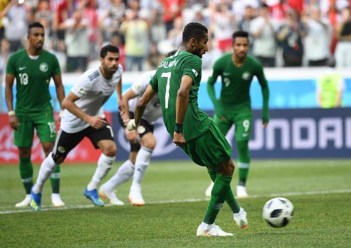 球场上的巅峰对决，国际足坛瞩目