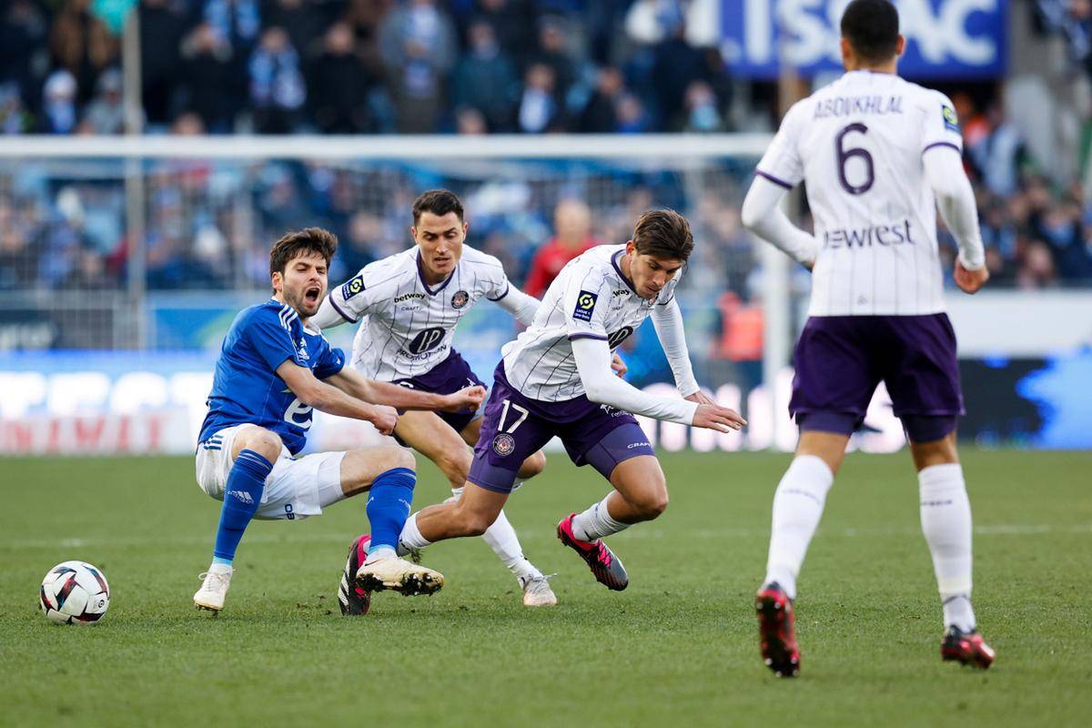 严密防线:球队防守封堵对手进攻助力取胜 严密防线:球队防守封堵对手进攻助力取胜