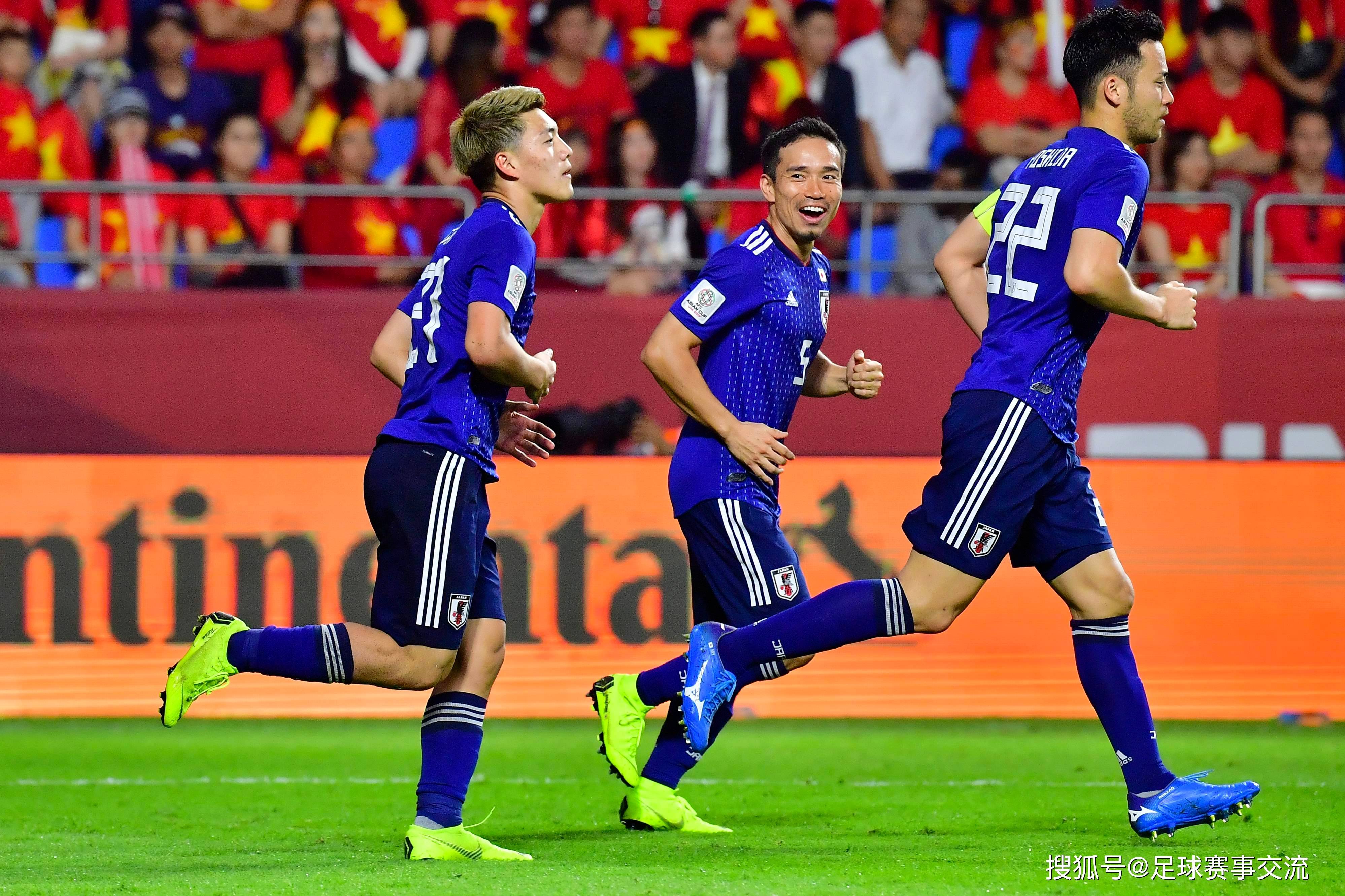 亚洲足球冠军杯赛场上激烈对决，卫冕冠军鏖战