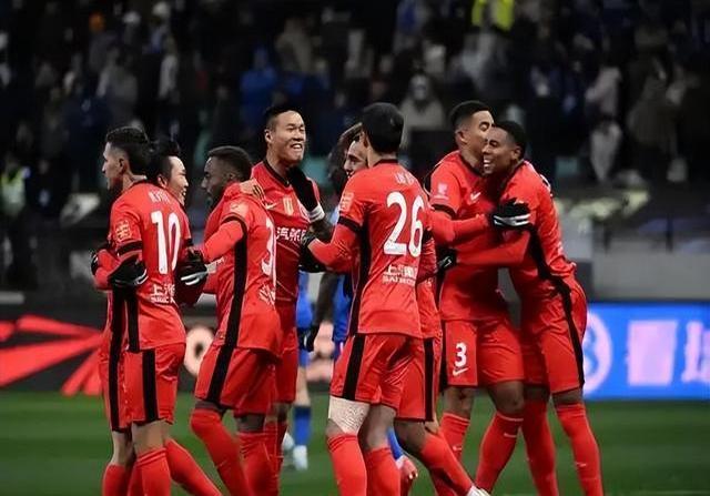 亚洲足球冠军杯赛场上激烈对决，卫冕冠军鏖战