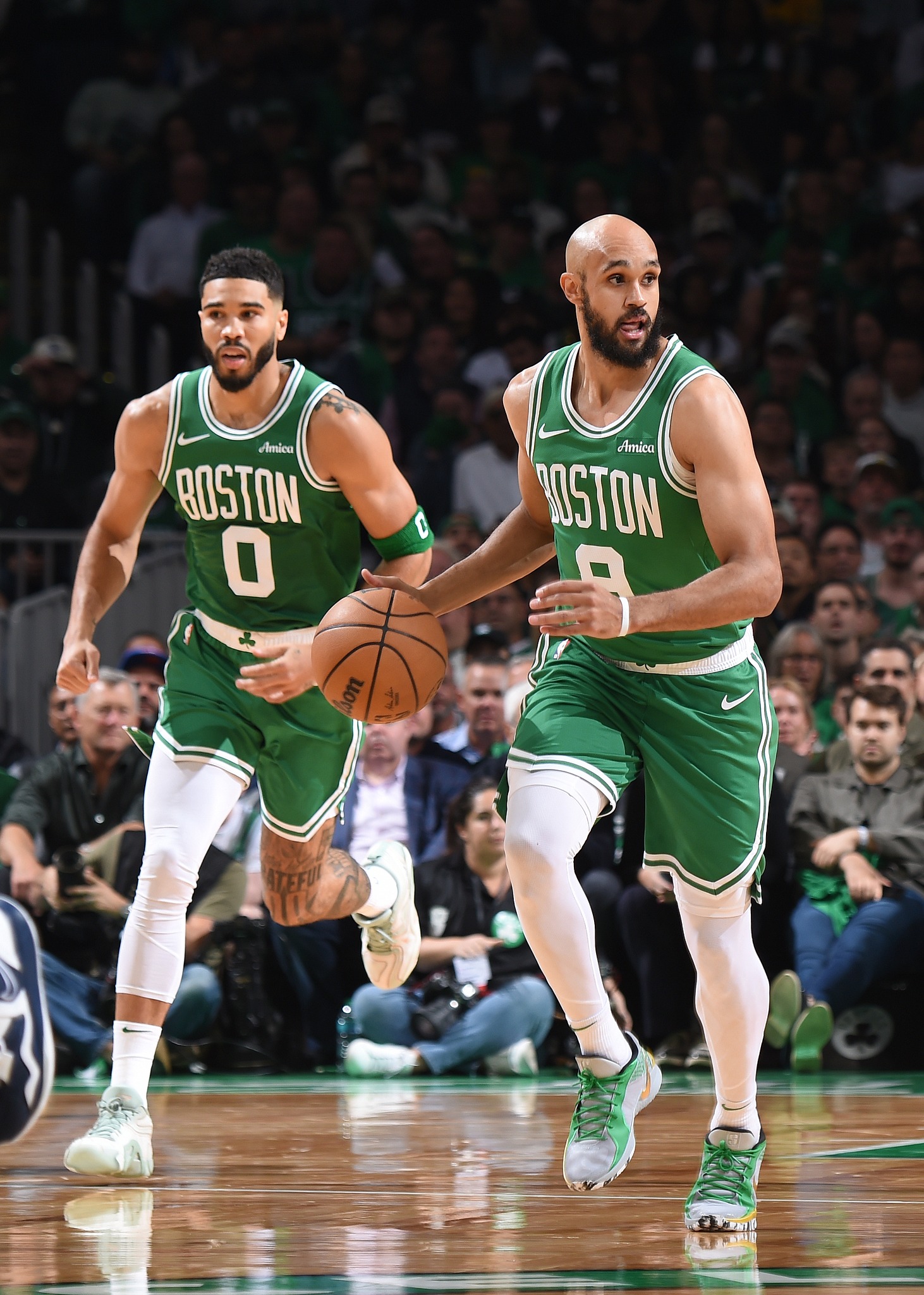 尼斯球员在比赛中表现出出色的团队合作 尼斯球员在比赛中表现出出色的团队合作