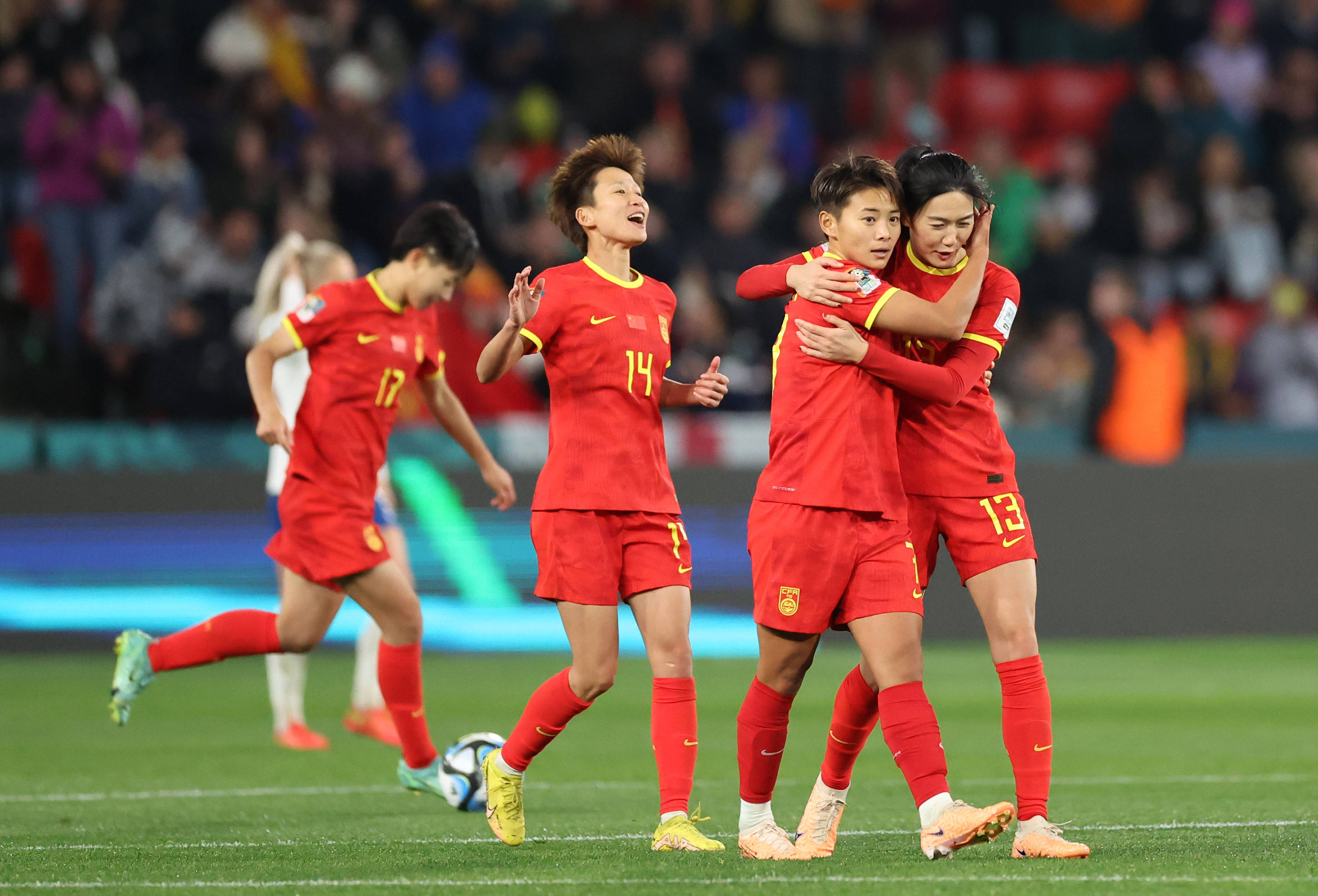 关于足球联赛女队争锋相对，赛场上酣畅淋漓的信息