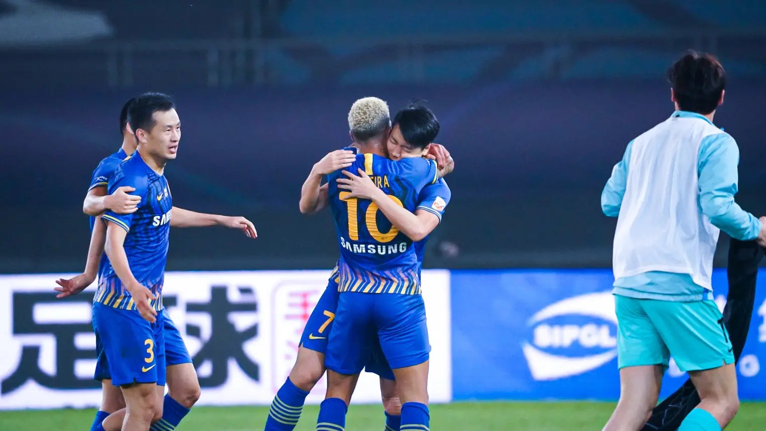 苏宁客场逆转,展现出球队的艰难拼搏精神 苏宁客场逆转,展现出球队的艰难拼搏精神