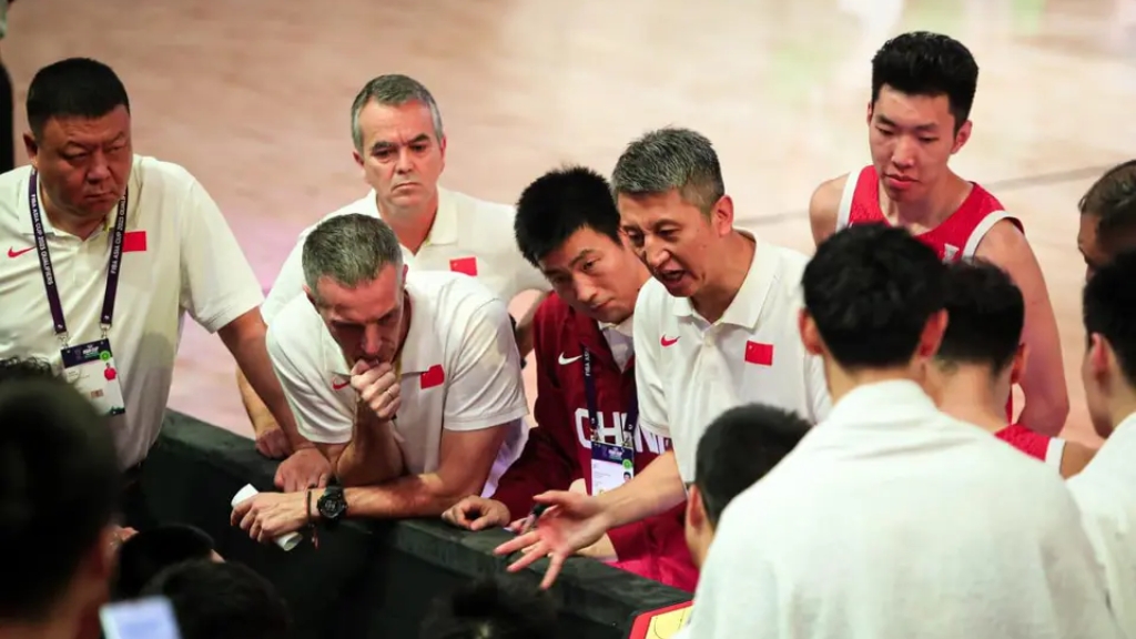 关于强力内线控制，球队轻松击败对手的信息