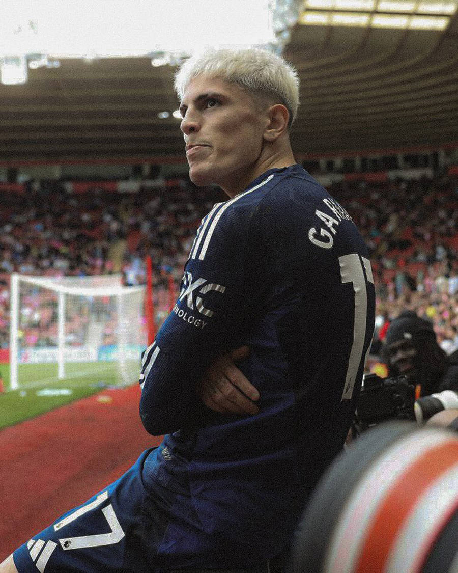 比赛结束后球员喜悦庆祝，士气高昂