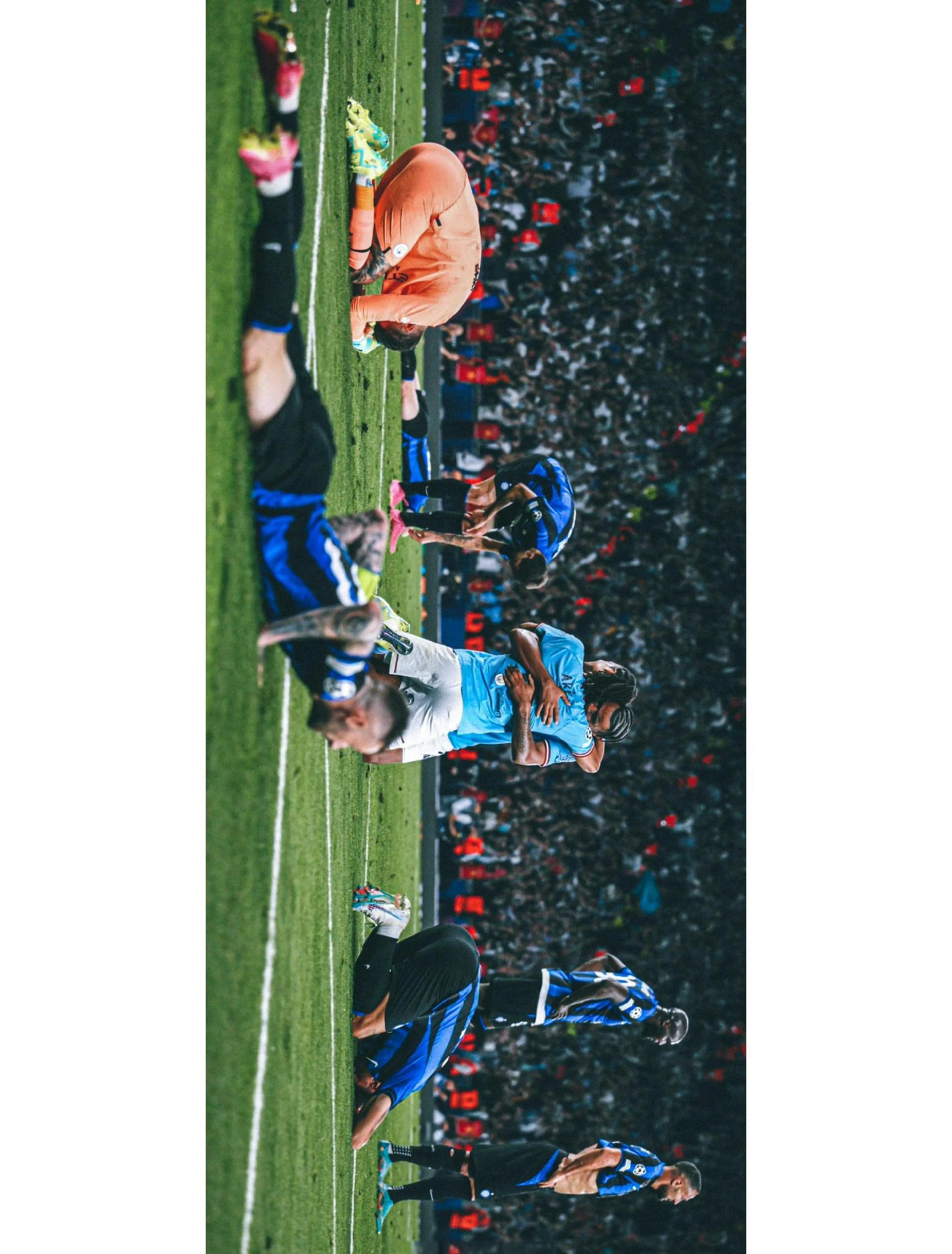 比赛结束后球员喜悦庆祝，士气高昂