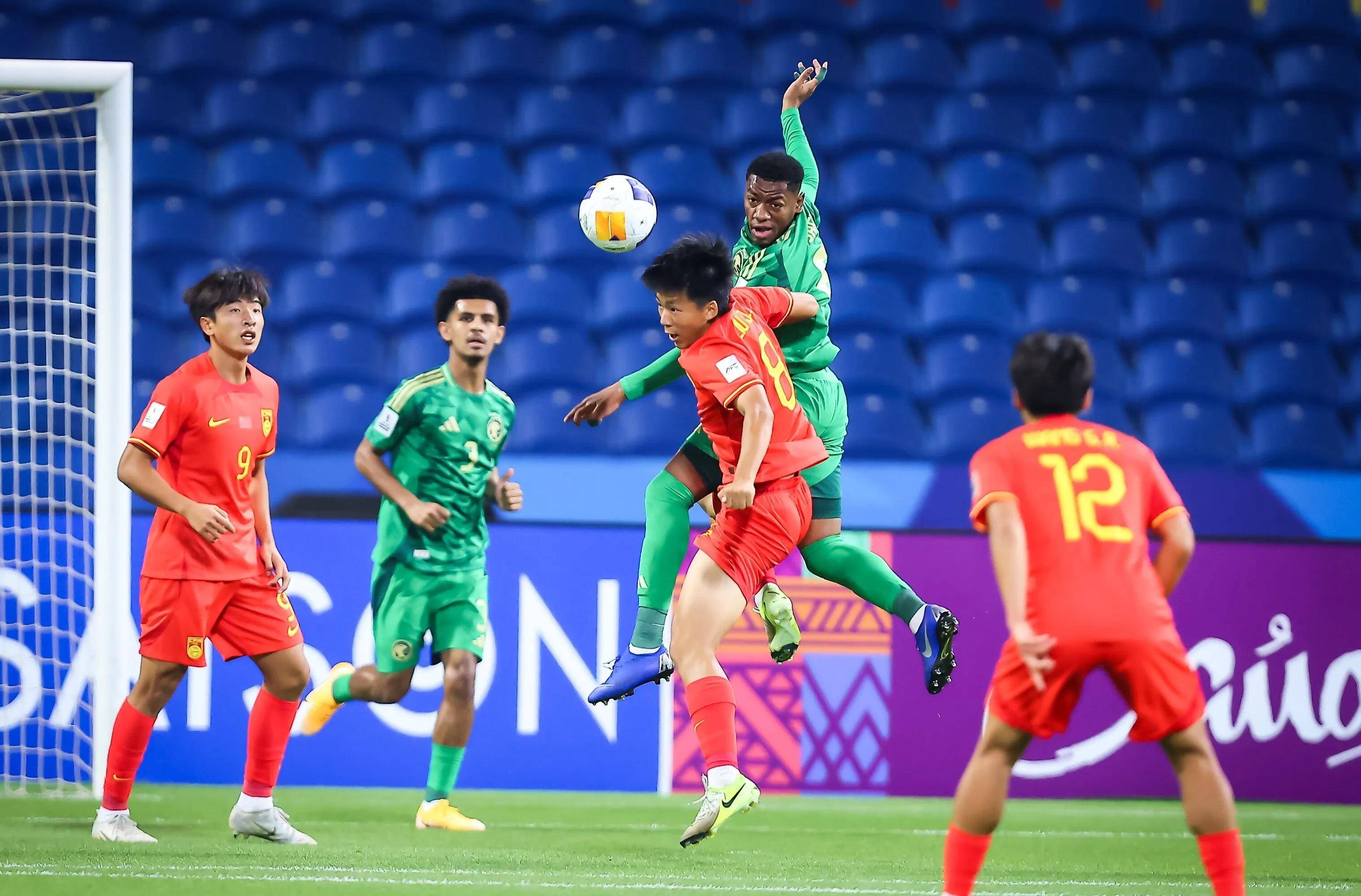 包含越南球队在亚洲杯赛场上取得突破，球迷振奋的词条