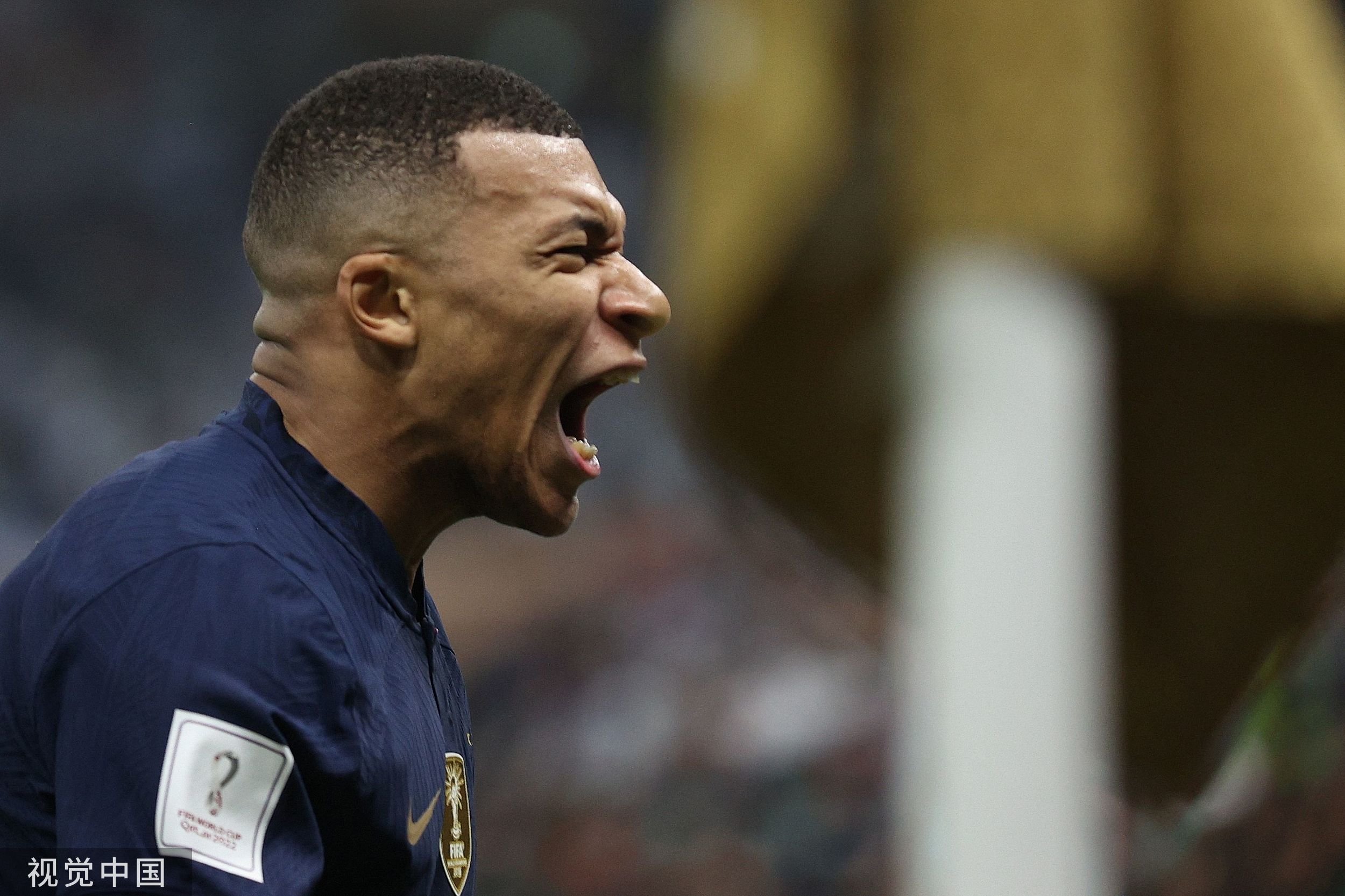 比赛中出现多个进球,现场观众尖叫不断 比赛中出现多个进球,现场观众尖叫不断