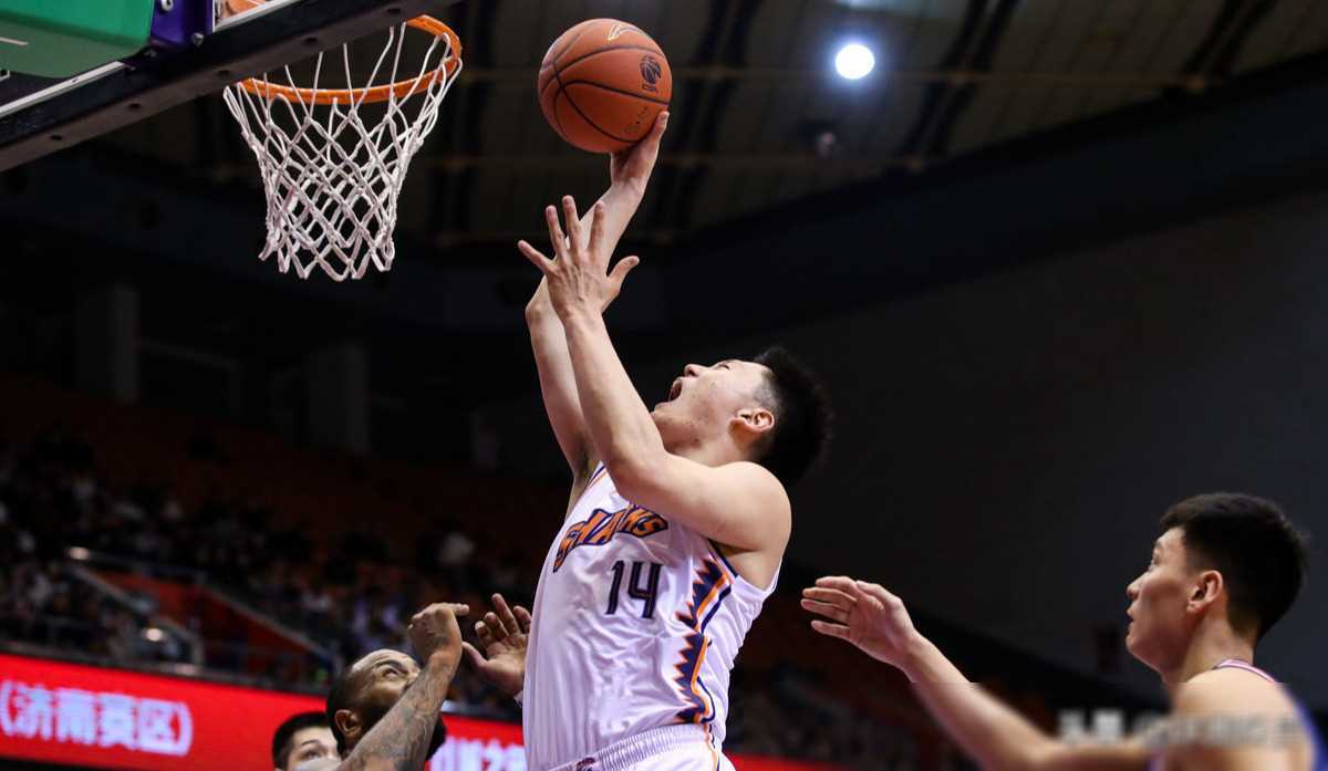 上海男篮签下新秀备战新赛季 上海男篮签下新秀备战新赛季