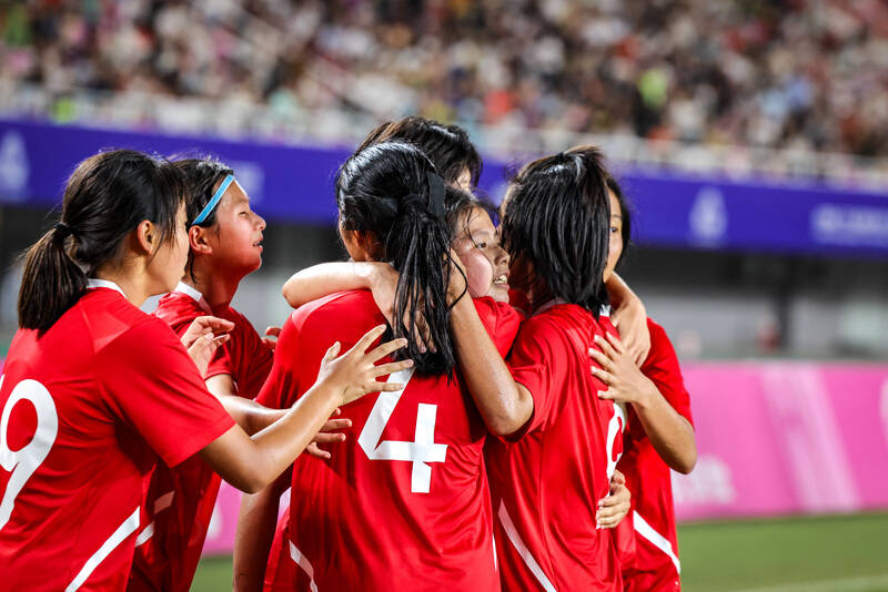 奥地利女足队员奋勇拼搏，晋级