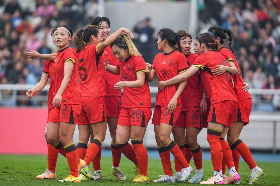 奥地利女足队员奋勇拼搏，晋级