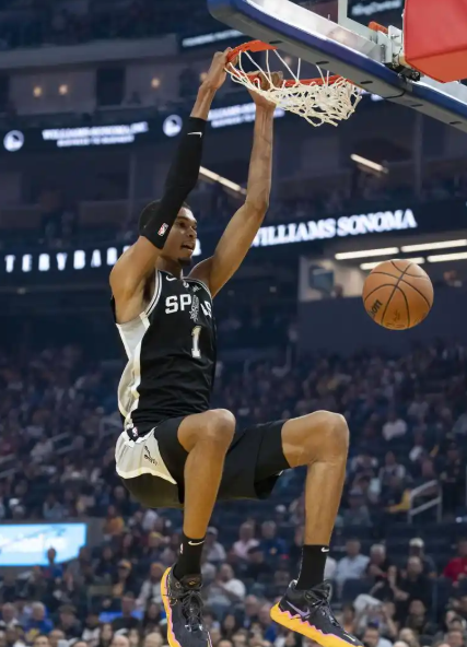 马刺队老将训练状态良好确保体能备战新赛季比赛的简单介绍 马刺队老将训练状态良好确保体能备战新赛季比赛的简单介绍