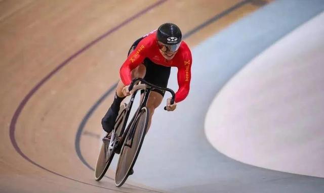 荷兰女子自行车选手奋力争先