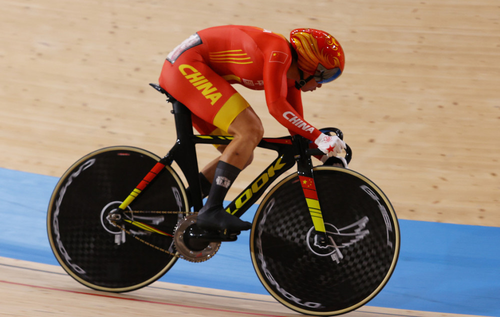 荷兰女子自行车选手奋力争先