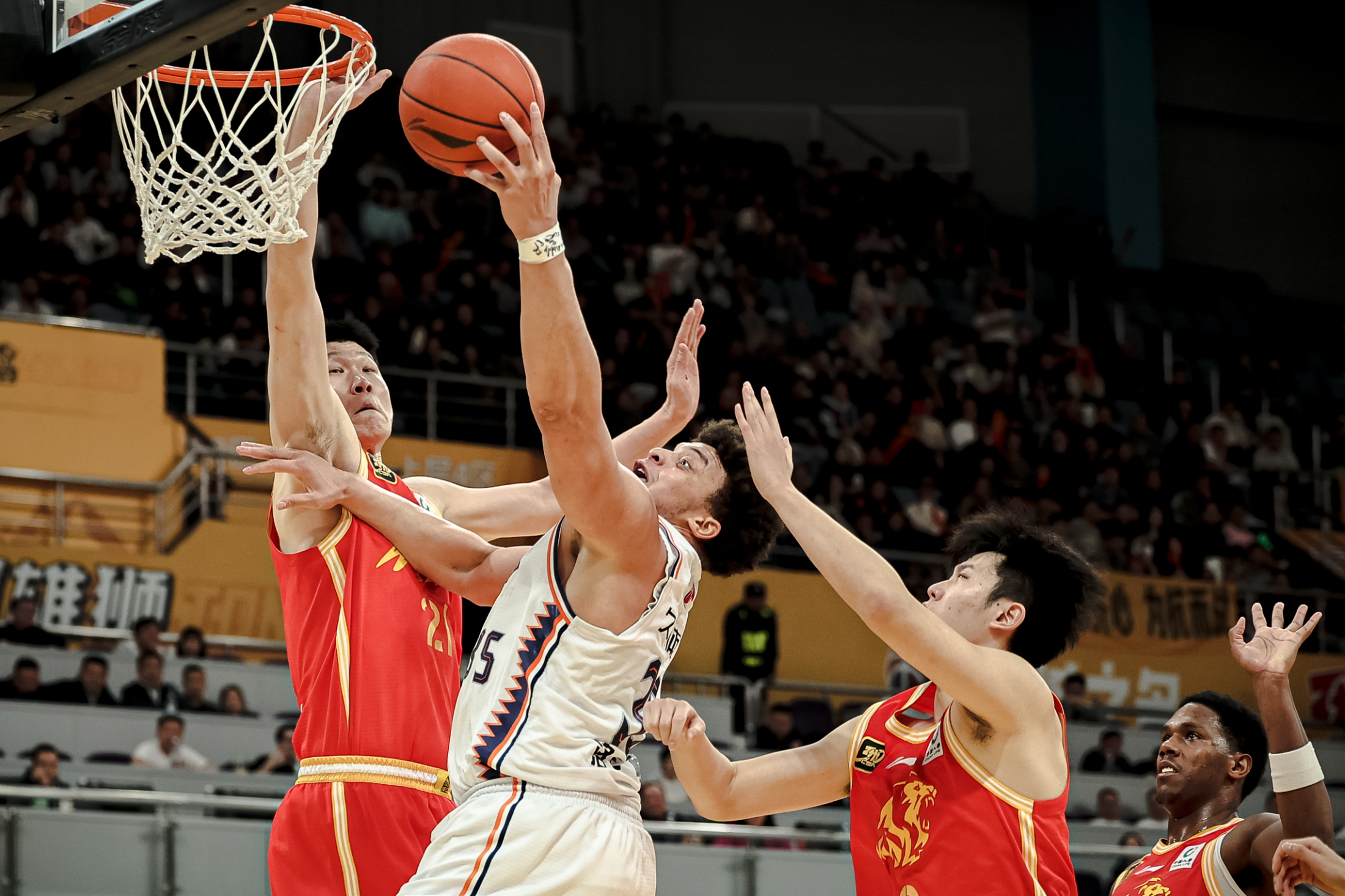 尼姆队在客场比赛中力挽狂澜,反超对手 尼姆队在客场比赛中力挽狂澜,反超对手