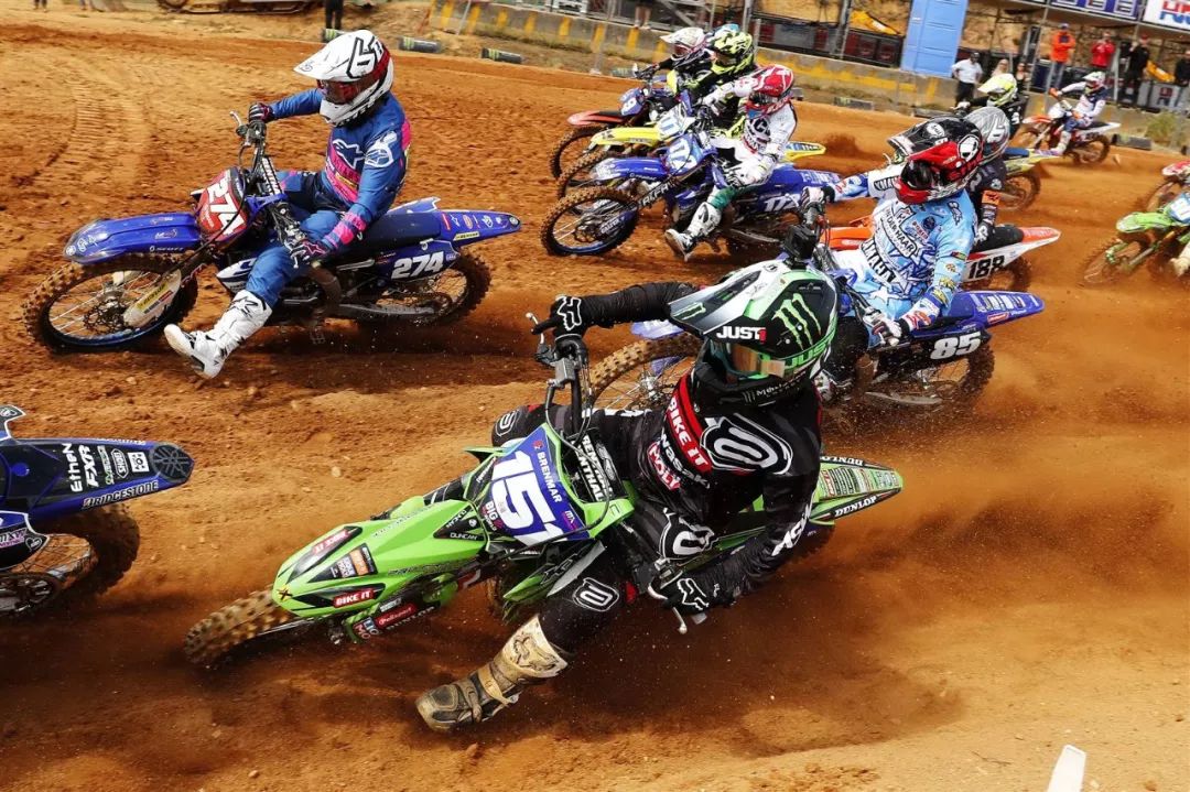 新西兰女子越野车手勇闯赛场，赢得胜利