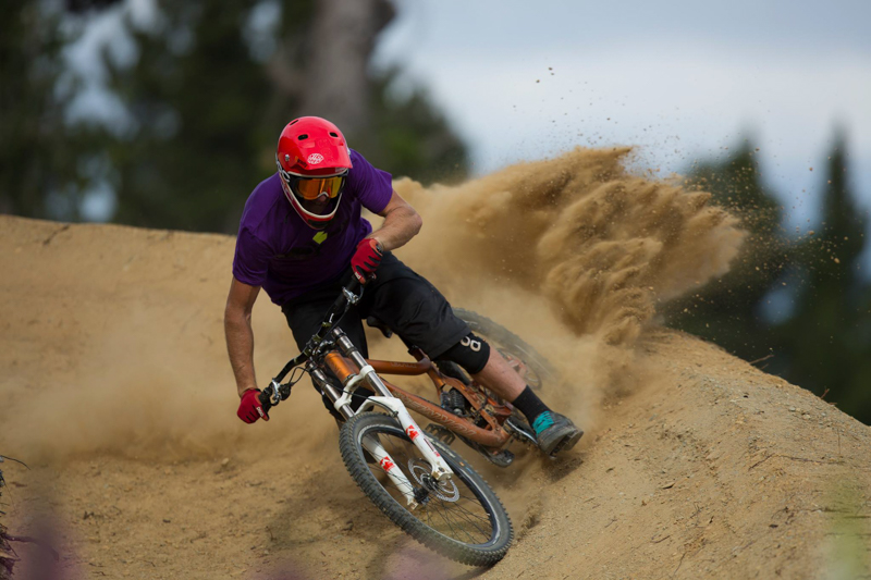 新西兰女子越野车手勇闯赛场，赢得胜利