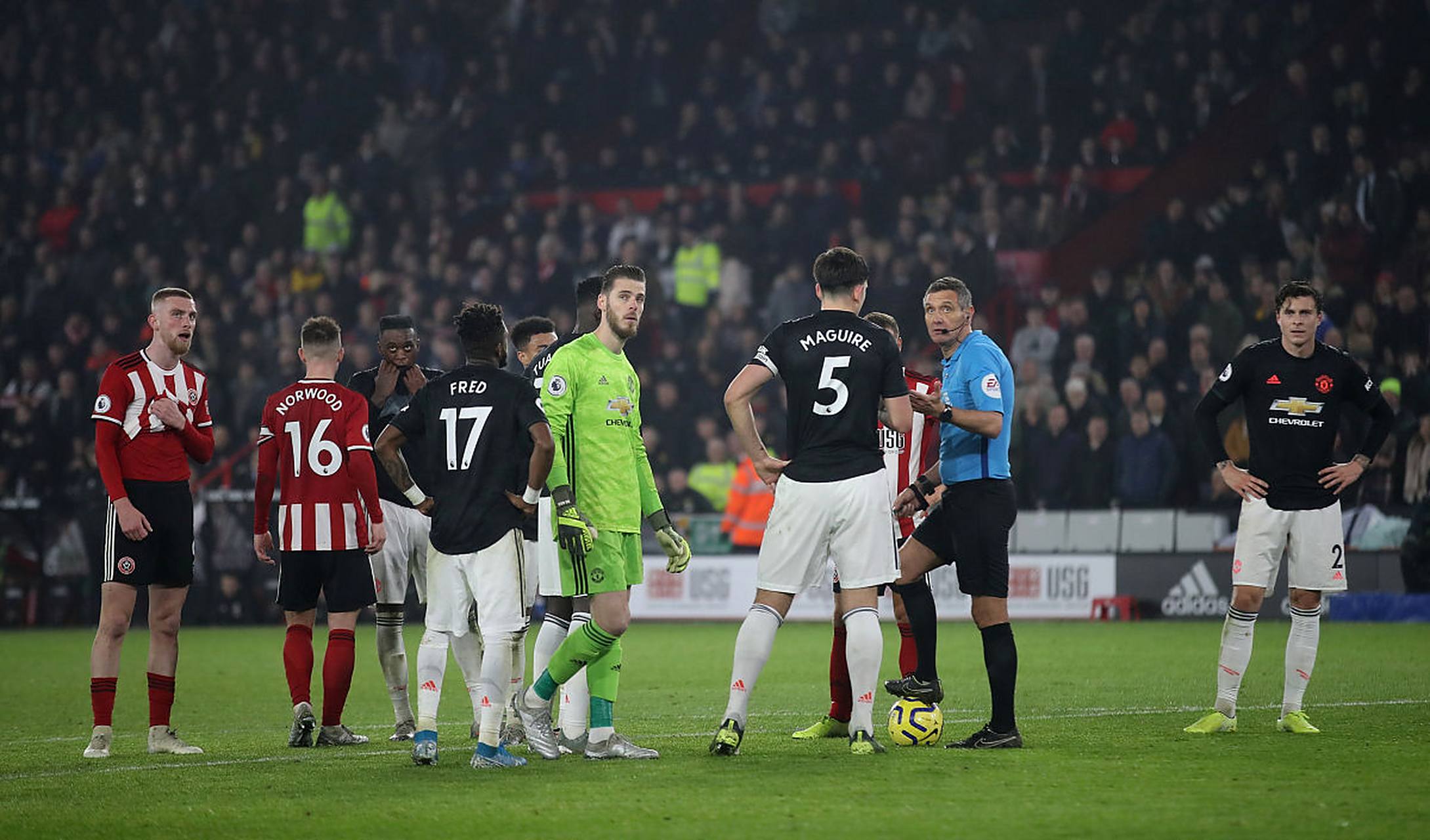 关于法国队险胜切尔西，莱万世界波破门英超的信息