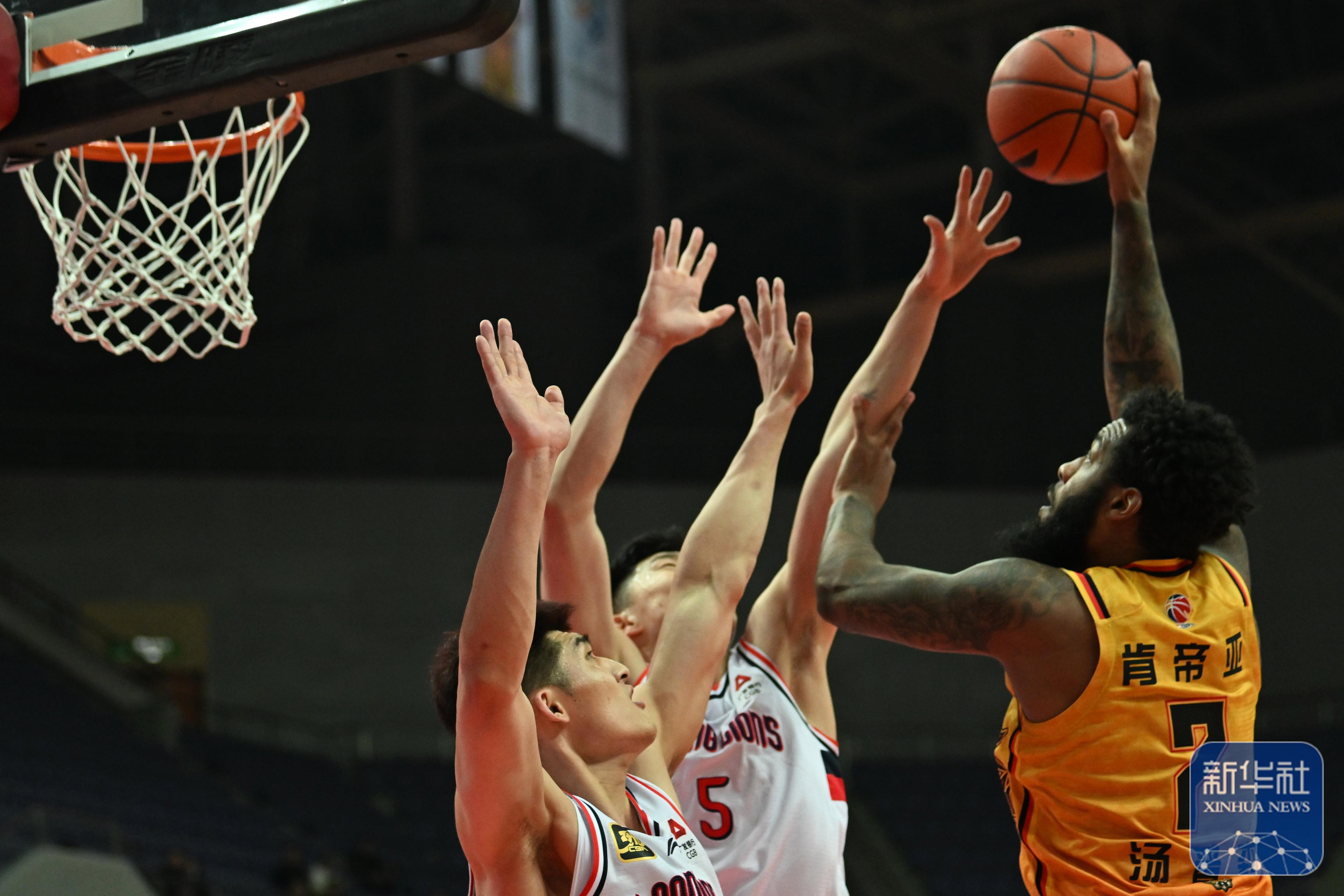 比赛中球员们的默契配合成就了一场完美的胜利 比赛中球员们的默契配合成就了一场完美的胜利