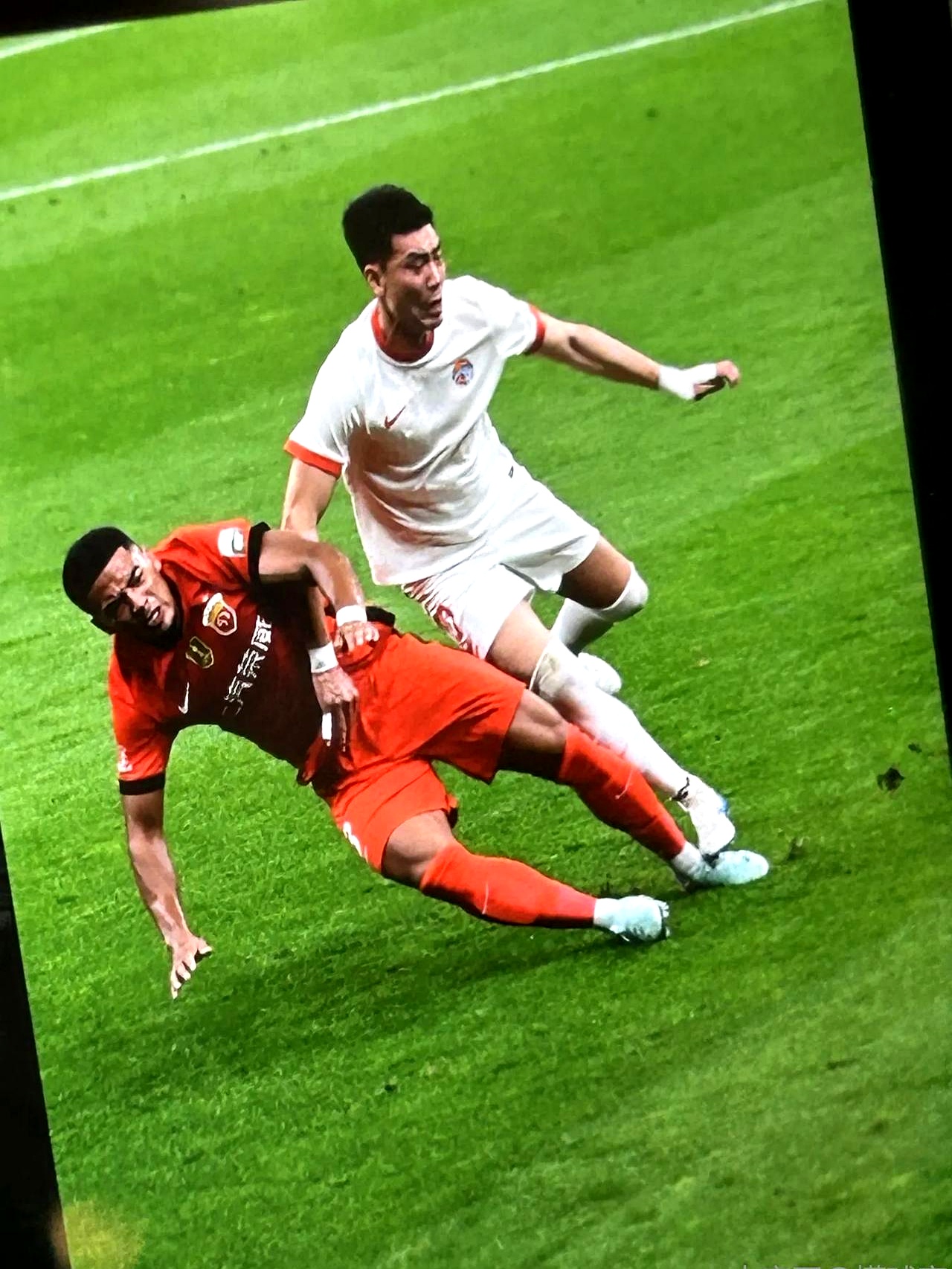 场上抢点争抢,球员展现技艺 场上抢点争抢,球员展现技艺