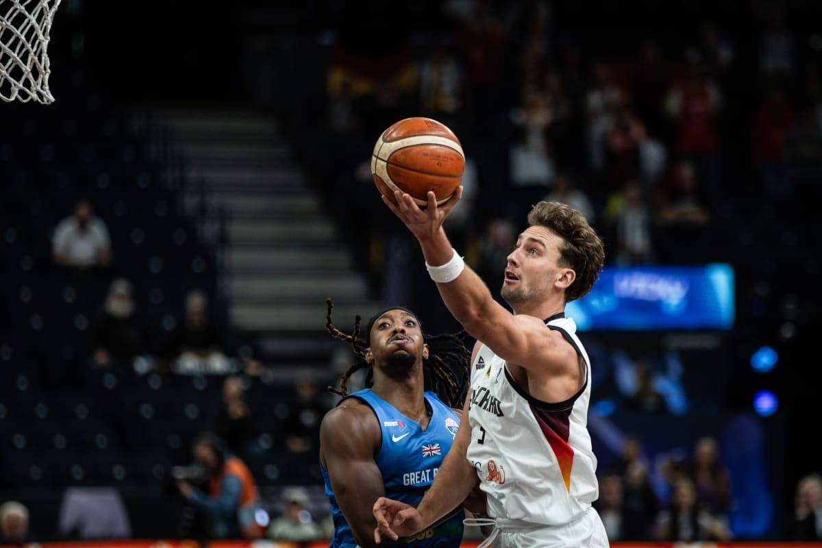 球员在国外篮球比赛中展现统治力