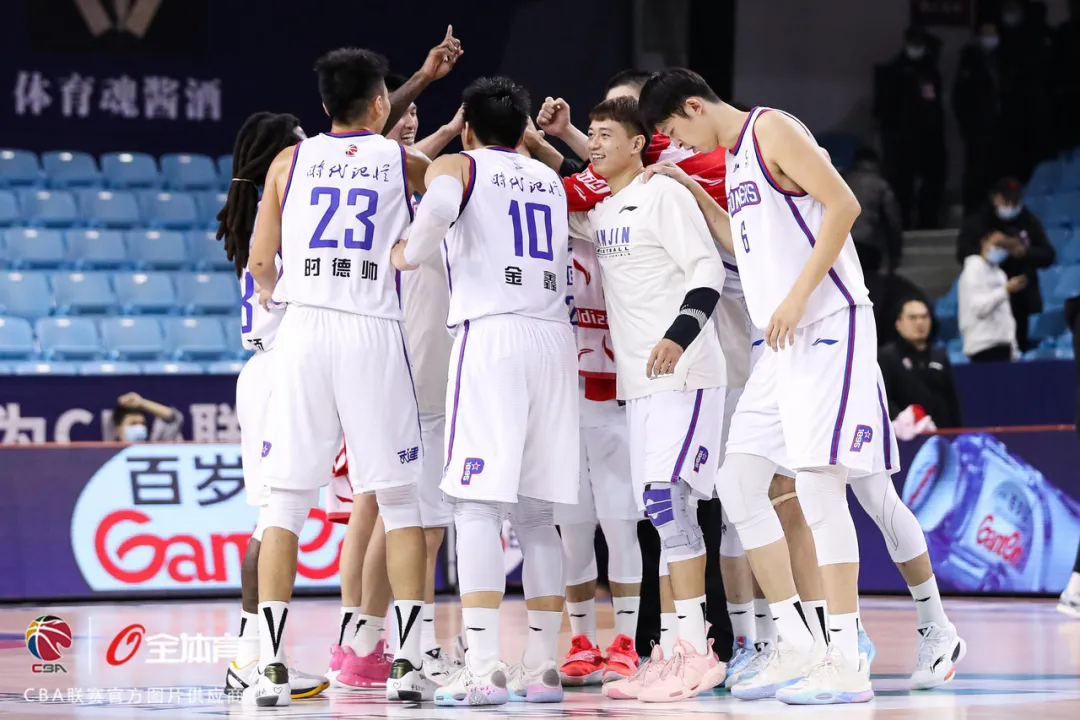 关于主教练战术布置巧妙，助球队赢下关键一战的信息