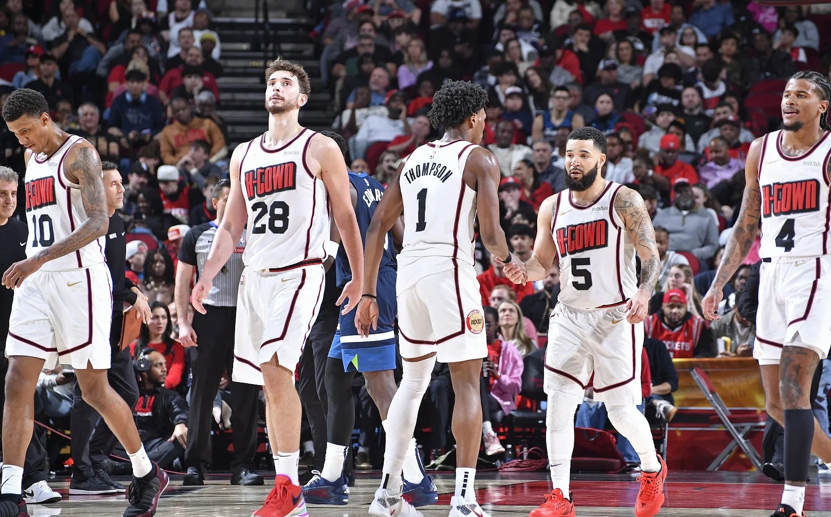 活塞客场压哨制胜马刺