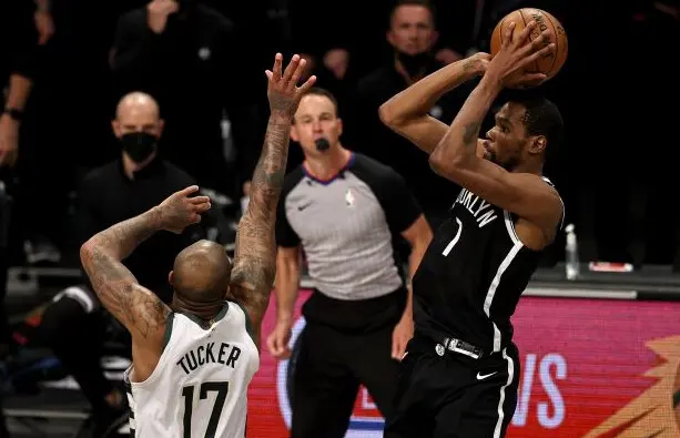 雄鹿客场力克篮网晋级东部半决赛 雄鹿客场力克篮网晋级东部半决赛