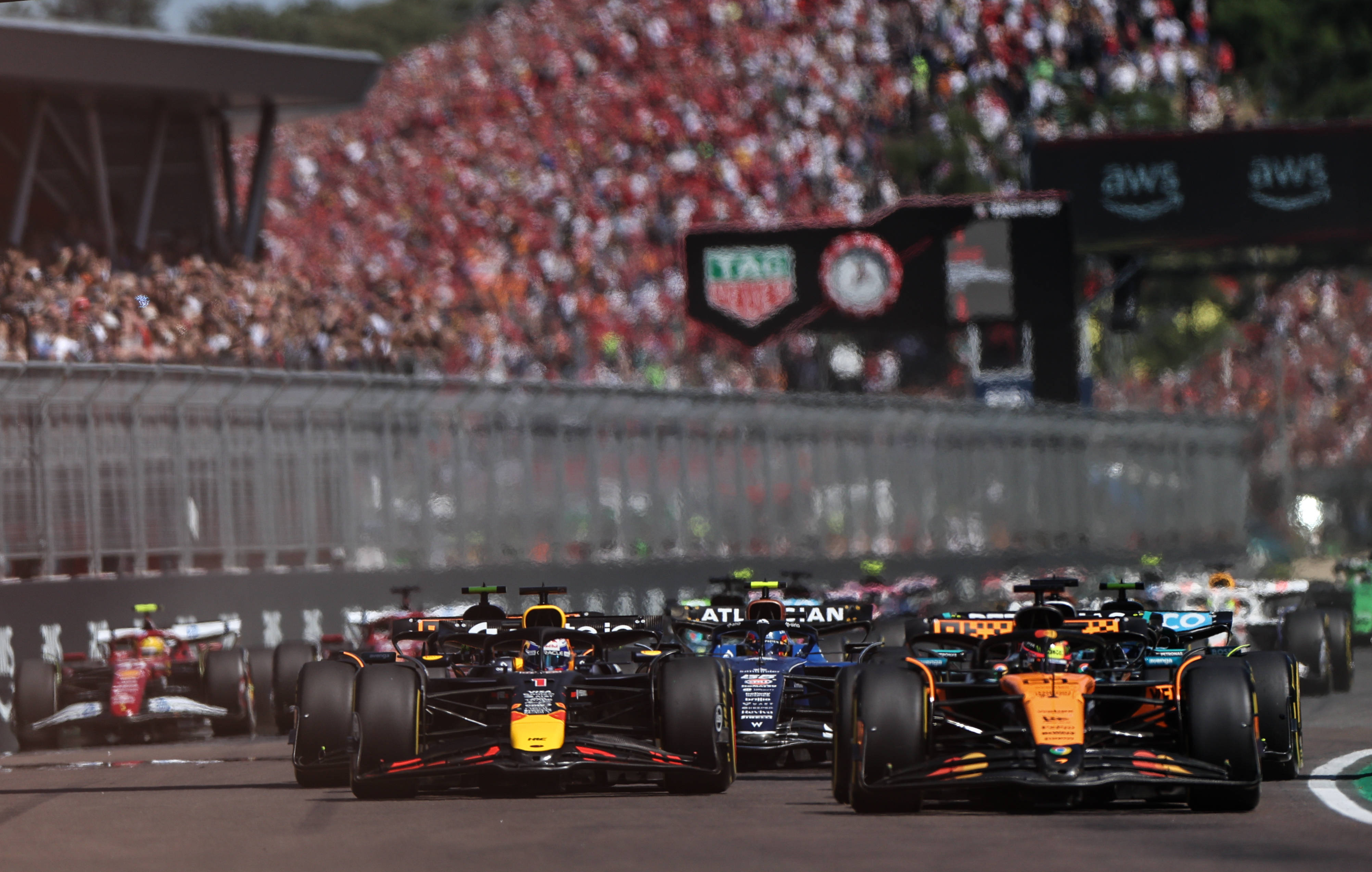 哈斯车队险胜红牛二队,诺里斯点燃赛场 哈斯车队险胜红牛二队,诺里斯点燃赛场