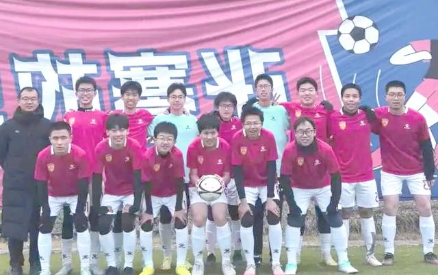 足球赛场上实力对拼，精彩纷呈