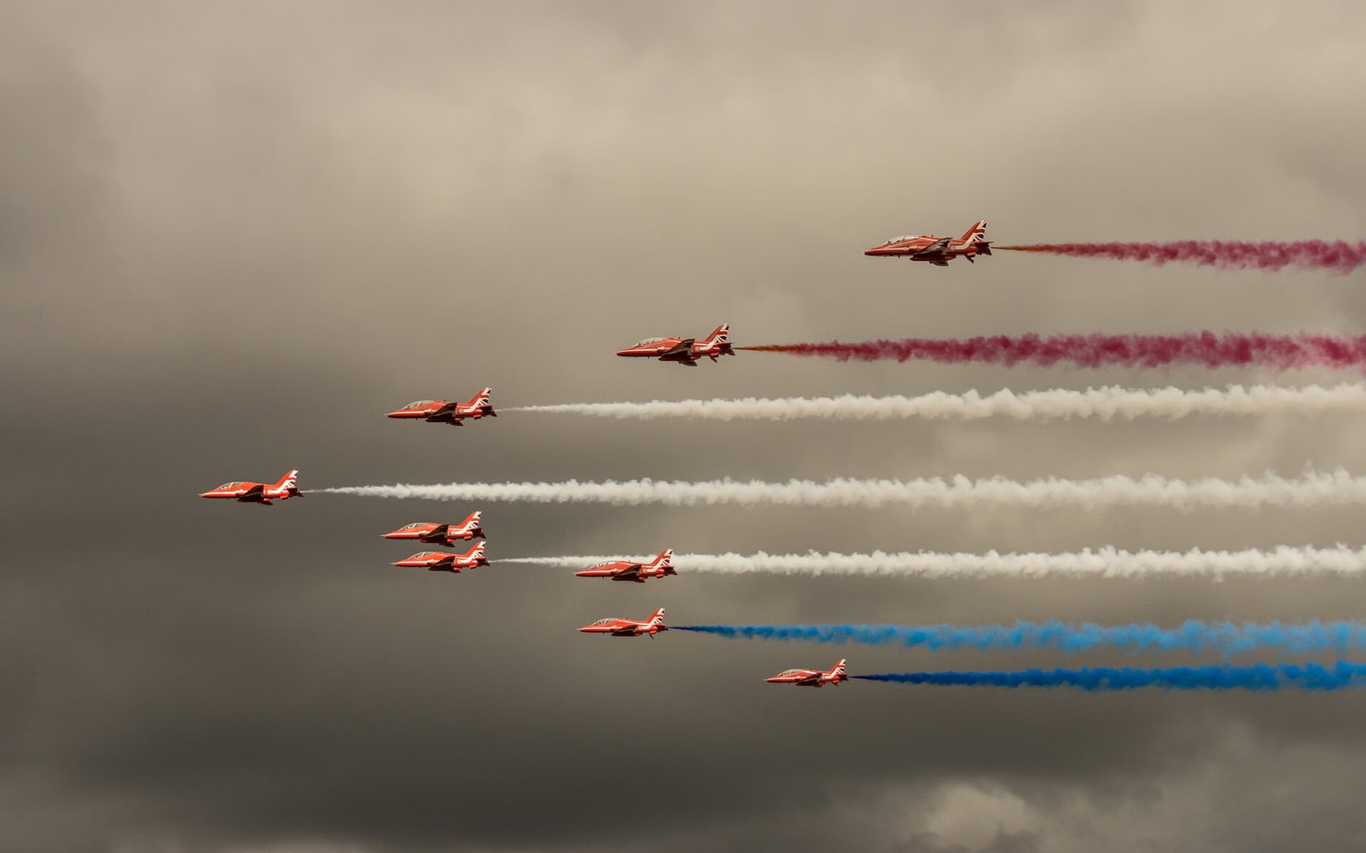 赛道烽烟与球场风云，当维斯塔潘的弯道遇上广东队的联防